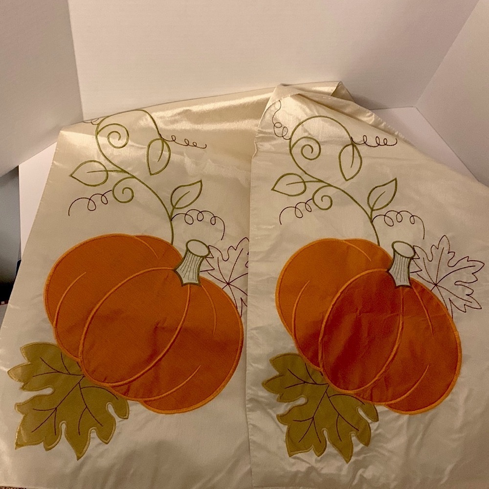 PUMPKIN TABLE RUNNER - Picture 2 of 3